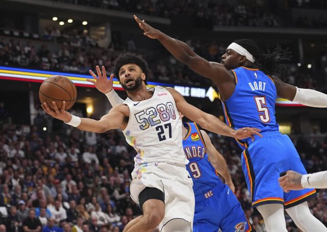 Jamal Murray, vľavo od Denveru Nuggets, ide do koša, zatiaľ čo Oklahoma City Thunder stráže Alex Caruso vľavo a Luguentz Dort v prvej polovici hry 6 v semifinále v semifinále západného basketbalového play -off západne od NBA vo štvrtok 15. mája 2025 v Denveri.