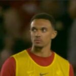 Reakcia Alexandra-Arnolda na cestujúcich fanúšikov bola chytená na fotoaparáte