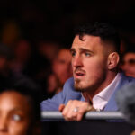 Zmiešané bojové umenia - UFC Fight Night - Marcin Tybura proti Mick Parkin - O2 Arena, Londýn, UK - 22. marca 2025 Tom Aspinall hodinky, zatiaľ čo ťažká váha medzi Mick Parkin a Marcin Tybura Action Pictures od Reuters/Andrew Boyers