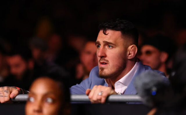 Zmiešané bojové umenia - UFC Fight Night - Marcin Tybura proti Mick Parkin - O2 Arena, Londýn, UK - 22. marca 2025 Tom Aspinall hodinky, zatiaľ čo ťažká váha medzi Mick Parkin a Marcin Tybura Action Pictures od Reuters/Andrew Boyers