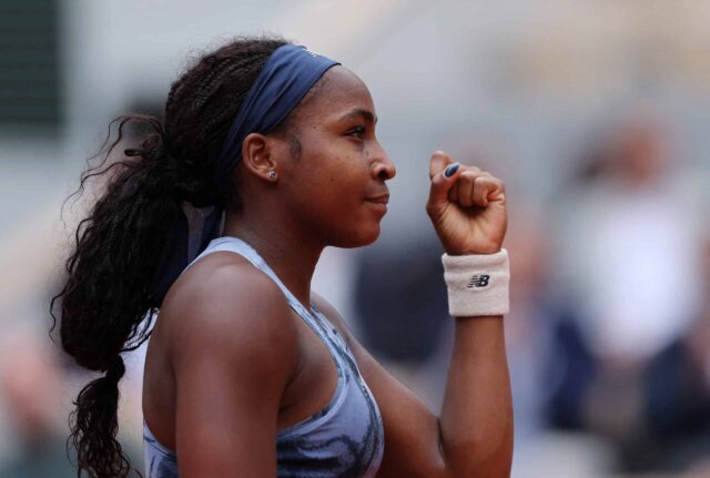 Tennis - French Open - Roland Garros, Paríž, Francúzsko - 27. mája 2025 USA Coco Gauff oslavuje po víťazstve v prvej hre proti Olivii Gadecki Reuters v Austrálii