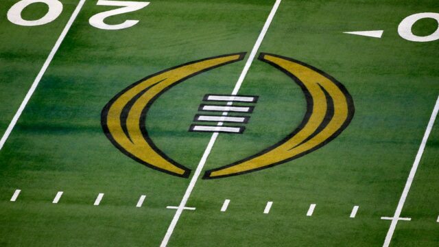 College Football Playoff predpokladá priame siatie po prvých problémoch s držiakom 12 tímov

