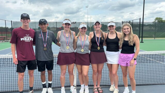 Corpus Christi Boys Girls Tennis Standouts sú na univerzitnej stanici Uil State Tournament College

