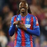 Hrdina FA Cupu Crystal Palace Eberechi Eze oslavuje, aby dosiahol štvrtý gól proti vlkom