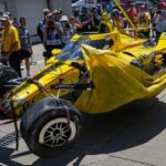 Cvičenie Indy 500 sa stáva nebezpečným, zatiaľ čo auto McLaughlin sa pri násilných haváriách otočí