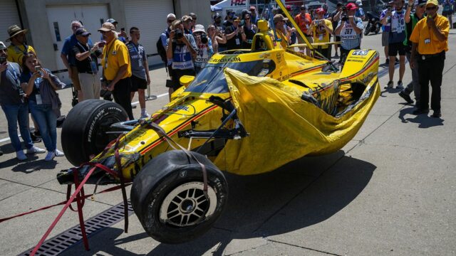 Cvičenie Indy 500 sa stáva nebezpečným, zatiaľ čo auto McLaughlin sa pri násilných haváriách otočí

