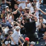 Daddy robí neuveriteľný úlovok, zatiaľ čo dcéra pokrýva oči na hre Yankees