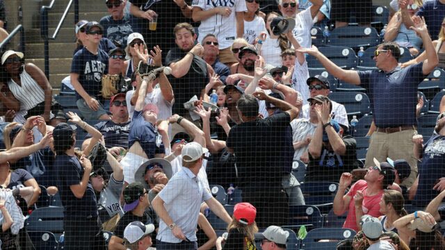 Daddy robí neuveriteľný úlovok, zatiaľ čo dcéra pokrýva oči na hre Yankees

