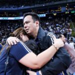 Tréner Dante Alinsunurin má emocionálnu oslavu po piatich majstrovstvách piatich veží v mužskom volejbale UAAP.