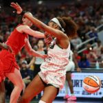 Chicago Sky Angel Reese #5 vezme Caitlin Clark #22 Indiana Fever v druhom dome Hald Fever Home Home