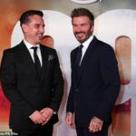 David Beckham (vpravo) a Gary Neville (vľavo) vydali vo svojom klube Salford 17 hráčov