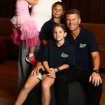 Kriketová hviezda David Warner sa rozhodla vrátiť sa do Pakistanu - len pár dní potom, čo iba mnohí austrálski kolegovia utiekli z indického raketového registra (na obrázku, so ženskou Candice a ich tromi dievčatami)