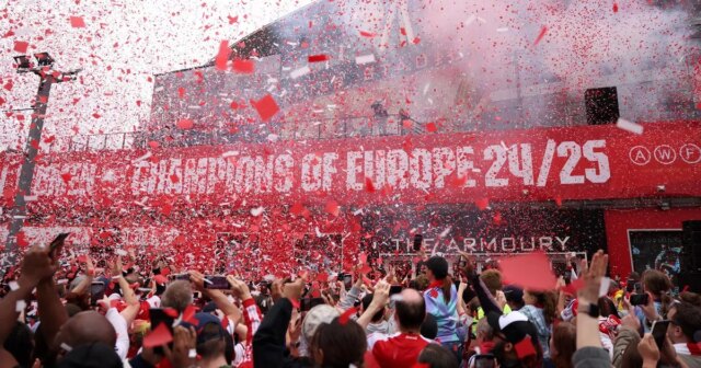 Des milliers de fans célèbrent les fabricants d'histoire d'Arsenal à l'extérieur du stade Emirates d'Emirates

