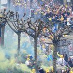 Des milliers de fans de Leeds descendent sur le centre-ville alors que Trophy Parade produit des scènes sauvages
