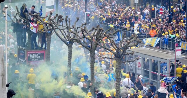 Des milliers de fans de Leeds descendent sur le centre-ville alors que Trophy Parade produit des scènes sauvages
