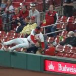 Cardinals Star Nolan Arenado rozdrvil mladého baseballového fanúšika po páde triku