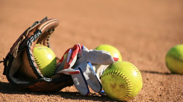Dievčenský softball hráč, rodič hovorí ako trans -džbán, dominuje OSTSE sezónu

