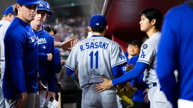 Dodgers položil Roki Sasaki na alebo s pravými ramenami

