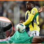 Bright Osayi-Samuel oslavuje cieľ pre Fenerbahce
