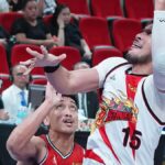 Jún Mar Fajardo (č. 15) produkuje 17 bodov a 13 doskokov v obmedzenom čase pre Beermen. —Agust dela cruz