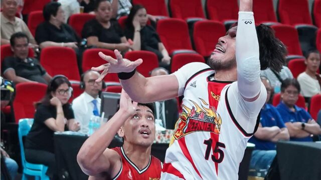 Jún Mar Fajardo (č. 15) produkuje 17 bodov a 13 doskokov v obmedzenom čase pre Beermen. —Agust dela cruz