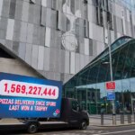 Domino a mis en place le panneau d'affichage au moment du marquage des Spurs depuis Trophy et c'est énorme