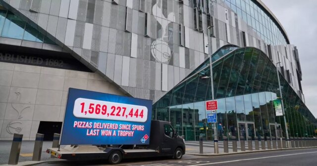 Domino a mis en place le panneau d'affichage au moment du marquage des Spurs depuis Trophy et c'est énorme
