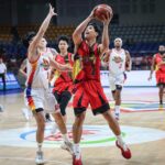 Don Trollano de San Miguel Bemenmen počas zápasu Filipínskeho pohára PBA proti Phoenixu.