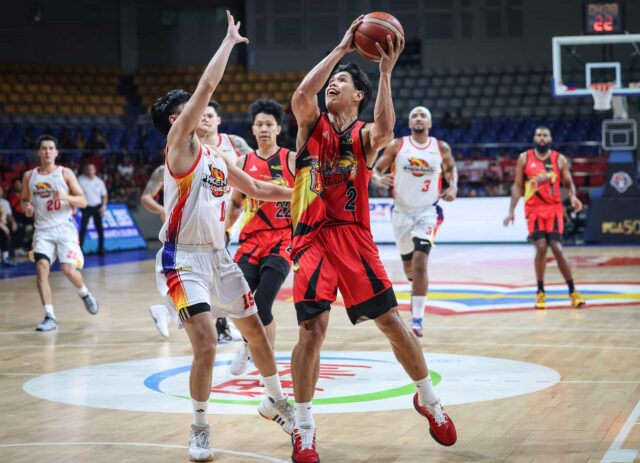 Don Trollano de San Miguel Bemenmen počas zápasu Filipínskeho pohára PBA proti Phoenixu.