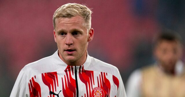 Donny van de Beek označuje váš prst nad mužom po opustení bitiek UTD

