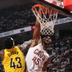 Donovan Mitchell Rocks FRIM s trhlinou plagátom v Pacers-Cavs Game 2