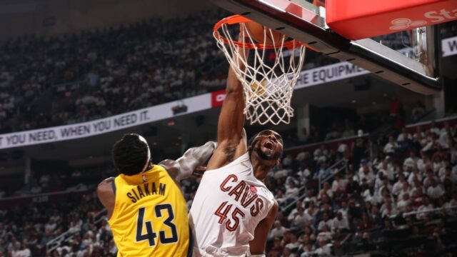 Donovan Mitchell Rocks FRIM s trhlinou plagátom v Pacers-Cavs Game 2


