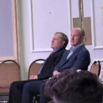 Bill Belichick sedí v prednej rade, aby sledoval svoju priateľku Jordon Hudson na svojej súťaži Miss Maine