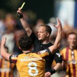 Druhí hráči ligy odobrali pole, keď rozhodca zastavil herný futbalový šport