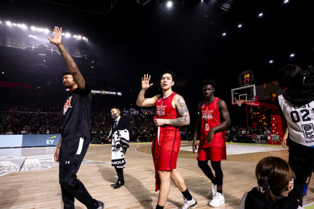 Ray Parks a Dwight Ramos počas zápasu All-Star B.League