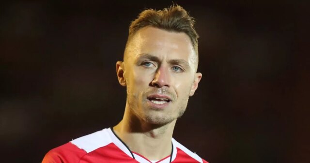 EFL Star fait un changement de carrière drastique et se déplace à l'étranger après la retraite anticipée
