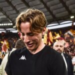 Edoardo Bove se fonde en larmes alors qu'il fait un retour émotionnel en Serie après l'effondrement