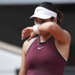 Británia Emma Raducanu reaguje, keď hrá na Poľsko Swiatk Iga počas svojej druhej hry francúzskeho tenisu Open, na štadióne Roland-Garros v Paríži, v stredu 28. mája 2025.