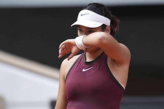 Británia Emma Raducanu reaguje, keď hrá na Poľsko Swiatk Iga počas svojej druhej hry francúzskeho tenisu Open, na štadióne Roland-Garros v Paríži, v stredu 28. mája 2025.