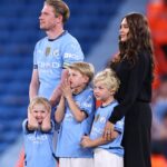 De Bruyne zostal so svojou rodinou, keď mu mesto vzdalo hold krásnej pocte