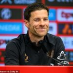 Dvaja bývalý tréner Premier League Bayer bojuje o to, aby sa stal novým manažérom Leverkusenu, údajne