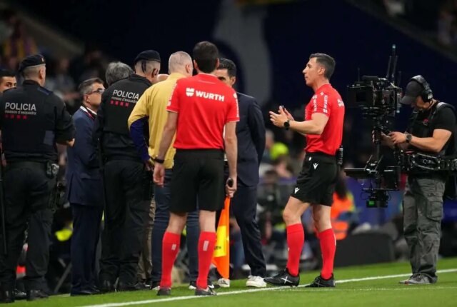 Espanyol vs Barcelona dočasne prerušil po veľkej skupine fanúšikov postihnutých autom mimo štadióna

