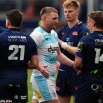 Finn Russell komunikuje s Edinburghským krídlom Darcy Grahamom po porážke Edinburghu