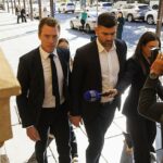Pri odchode zo súdu v stredu čuchal olympijský cyklista Rohan Dennis (vľavo)