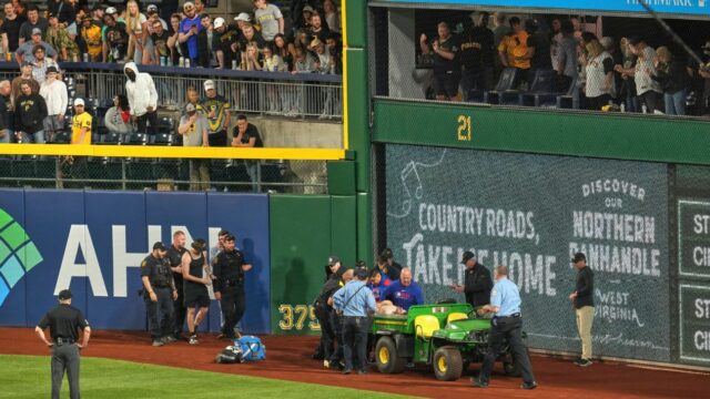 Fan hospitalizovaný po páde s parkom Clemente Wall -A PNC Park


