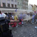 Miestna polícia vo Wroclaw, Poľsko, použila slzný plyn s Chelsea a skutočnými fanúšikmi Betis