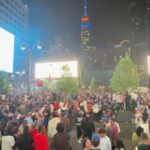 Siedma ulica pred Madison Square Garden bola veselá mobilná scéna fanúšikov Knicks