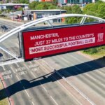 Fanúšikovia Liverpoolu trenia soľ do ľudských zranení utd s veľkým trikom v blízkosti Old Trafford