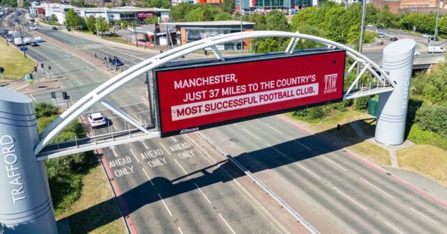 Fanúšikovia Liverpoolu trenia soľ do ľudských zranení utd s veľkým trikom v blízkosti Old Trafford

