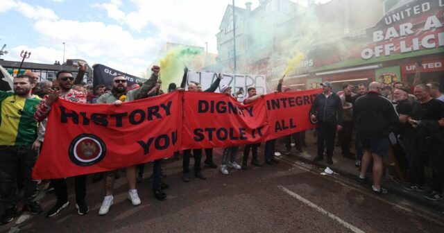 Fanúšikovia MAN UTD protestovali proti Jimovi Ratcliffovi a Glazersovi mimo Old Trafford

